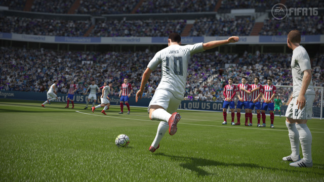 Real Madrids James Rodriguez tar løpefart på FIFA 16.