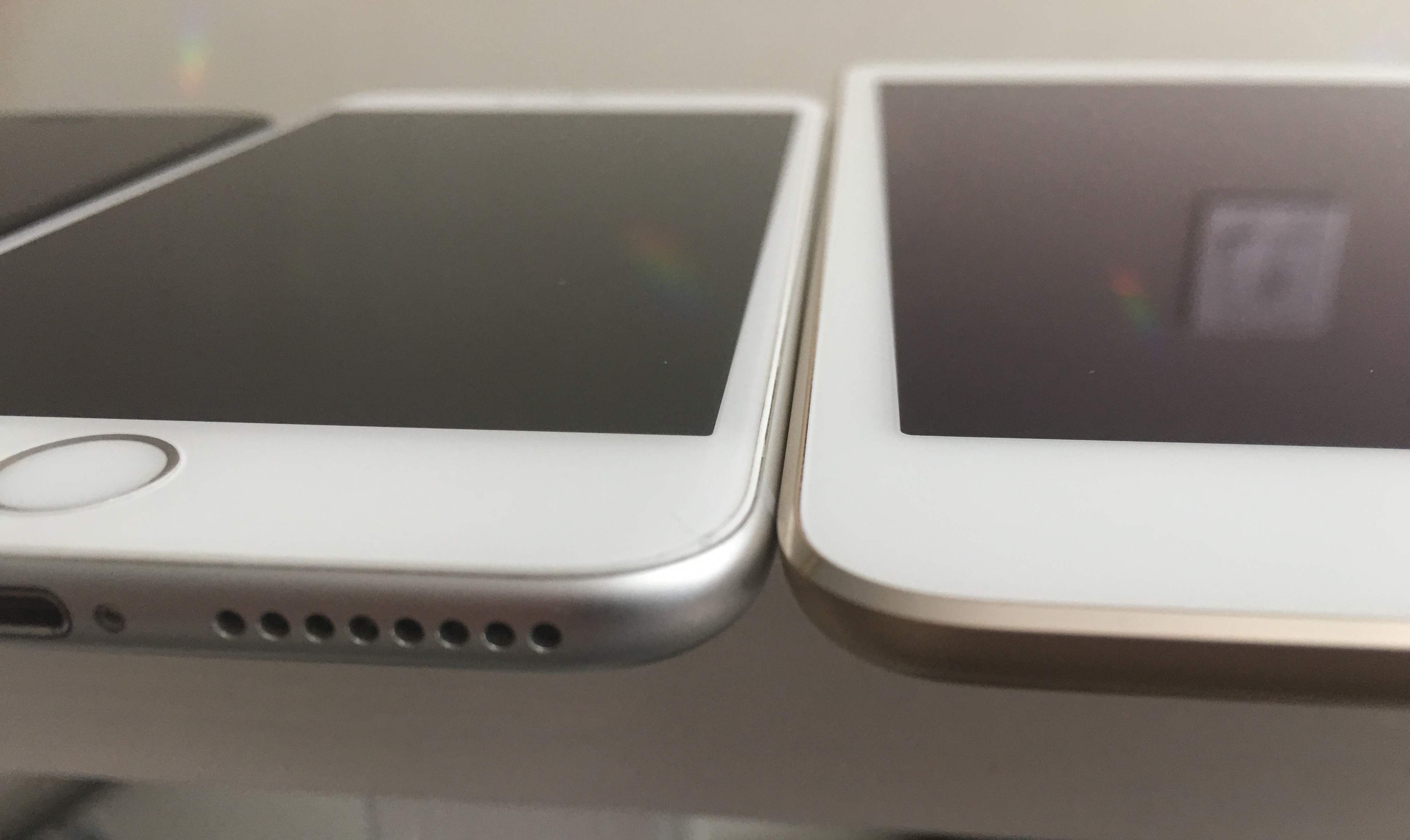 iPhone 6 POlus til venstre med iPad mini 4 ved siden av. Vi tror det er på tide tide å gi slipp på glinsende kanter.
