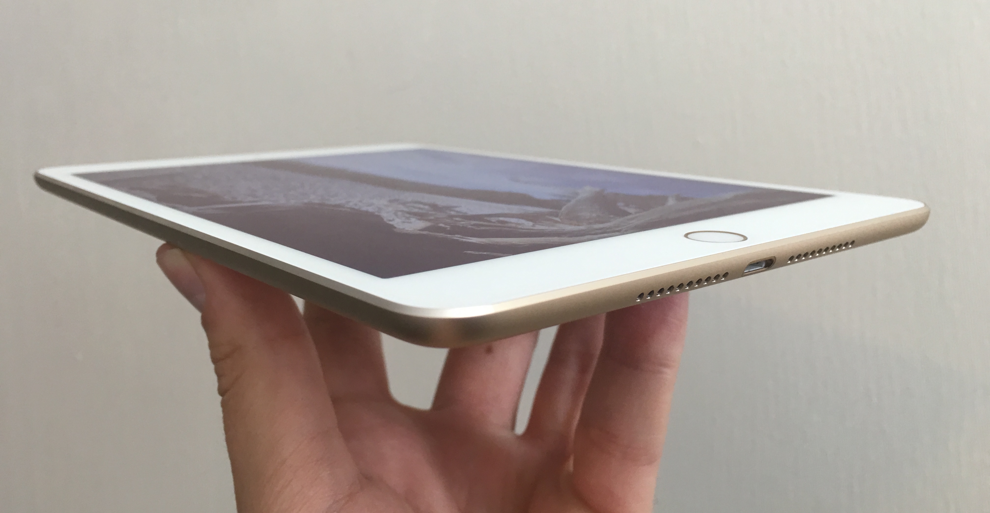 iPad mini 4 er utrolig lett og tynn.