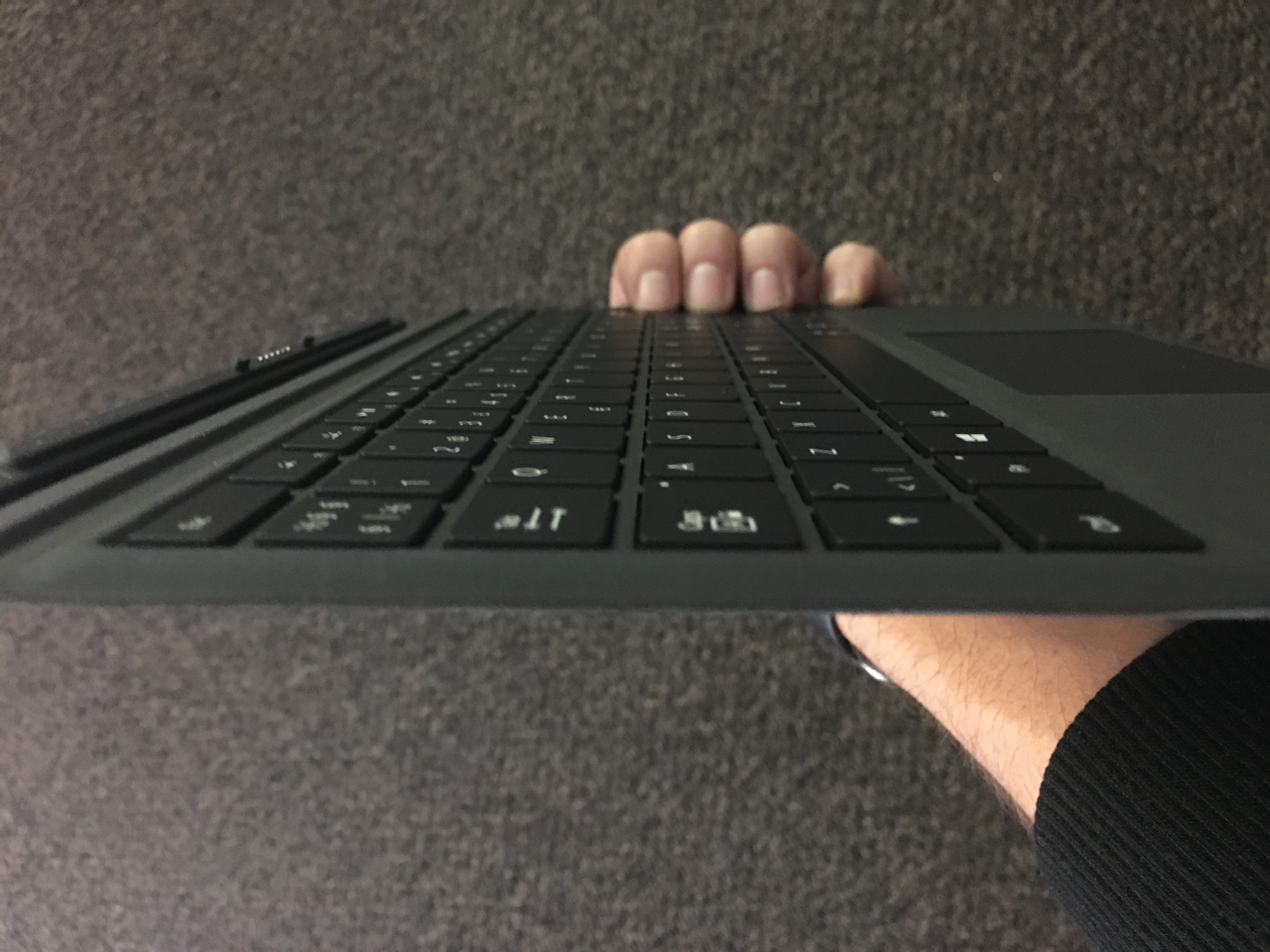 Surface-tastaturet er heldigvis mye lettere og tynnere enn Logitech Create til iPad Pro.