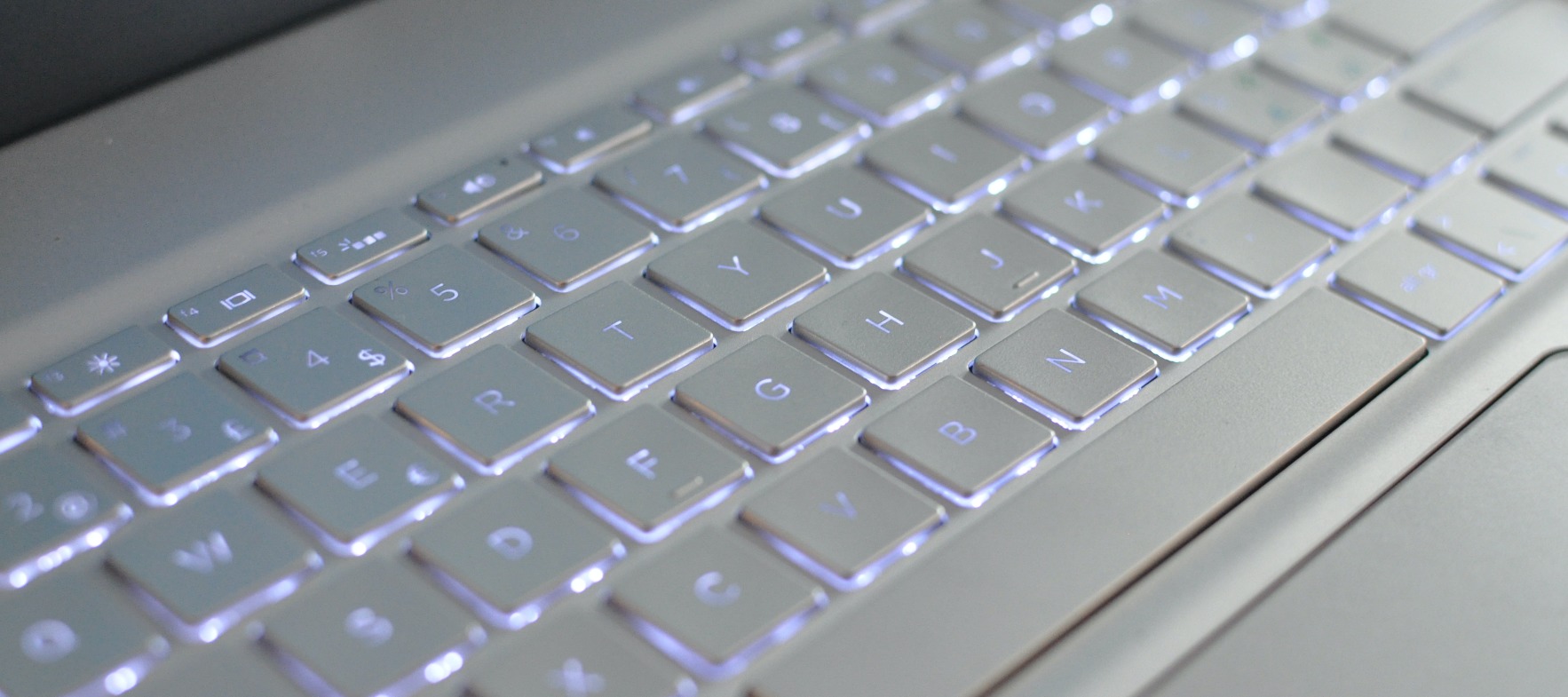 HP Envy 13 - Tastaturet har et veldig behagelig lys. Med et hint av lilla.