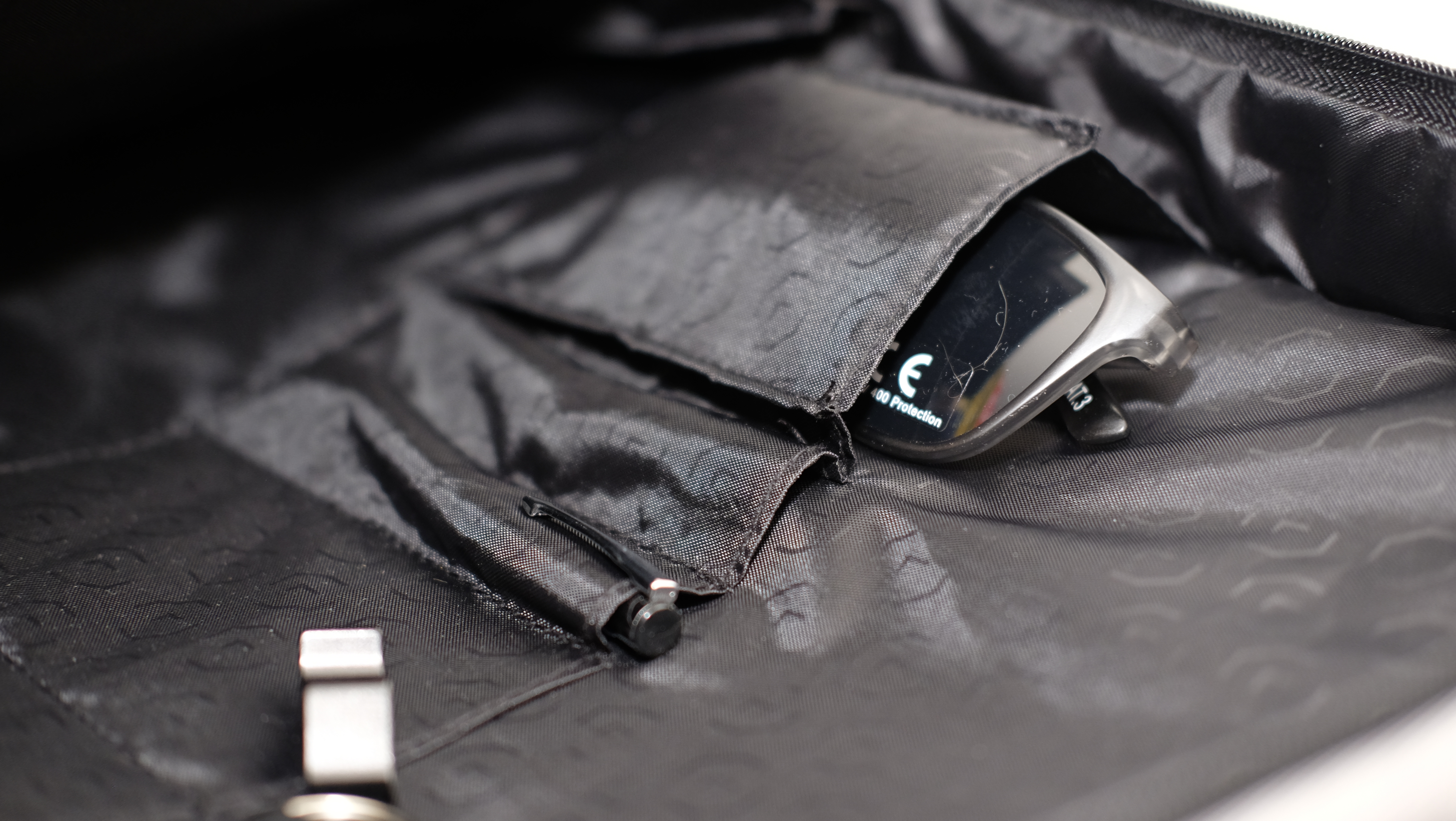 Lifepack har egen polstret lomme for solbriller.
