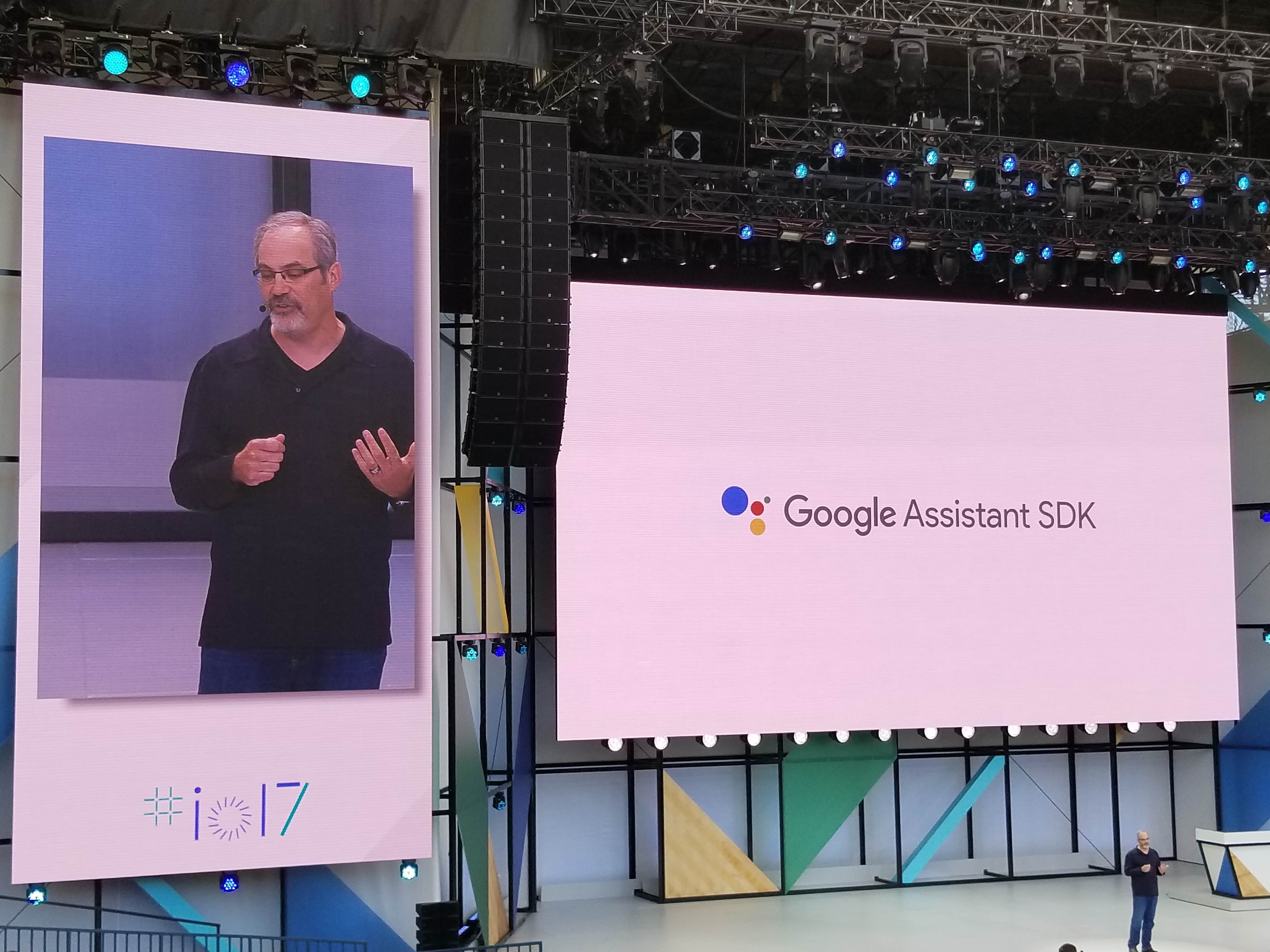Google har lansert Assistant til iPhone og en utviklerplattform slik at alle enheter kan integrere Googles AI.