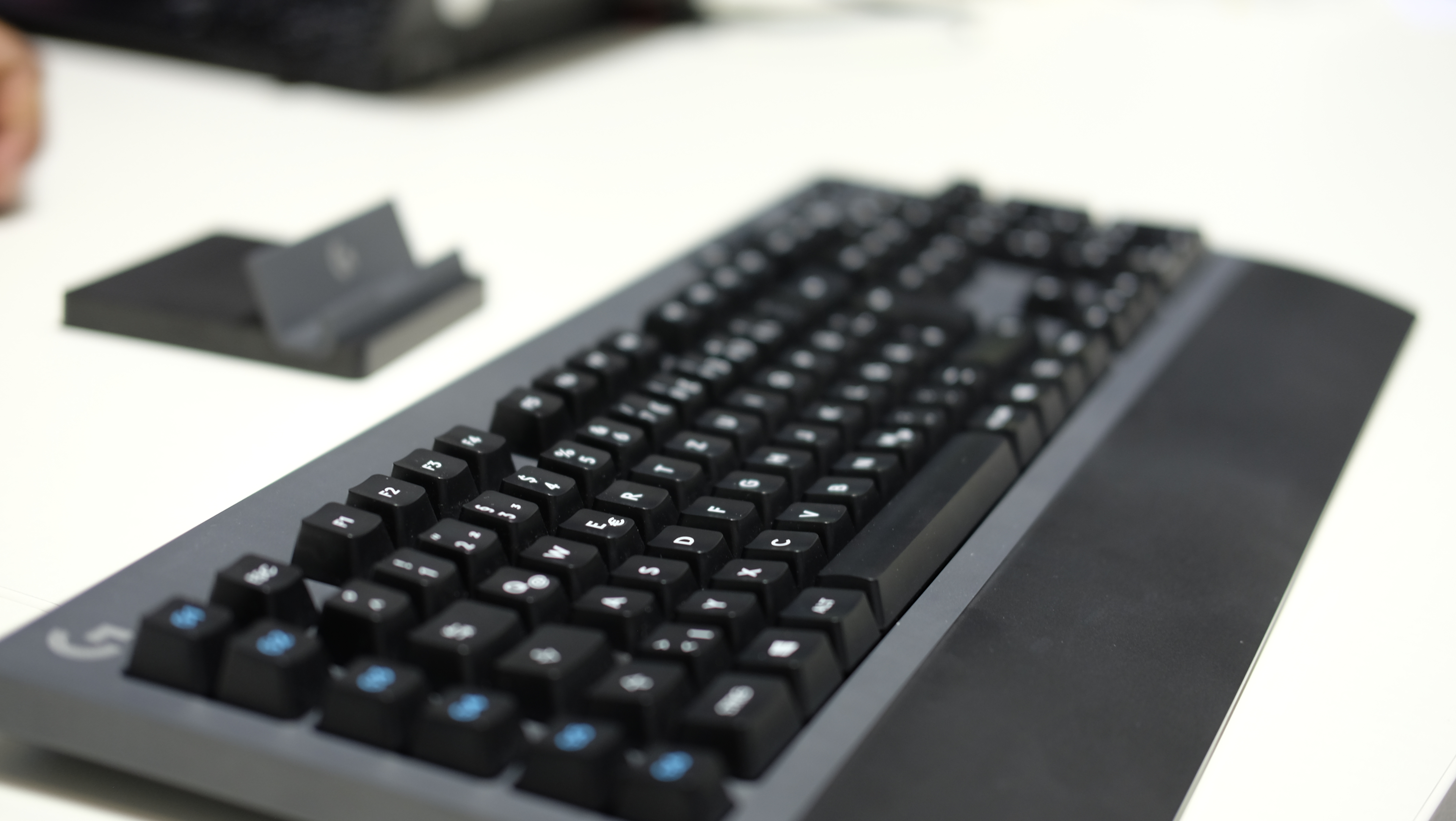 Tastaturet og musen har både Bluetooth og Lightspeed-teknologi.