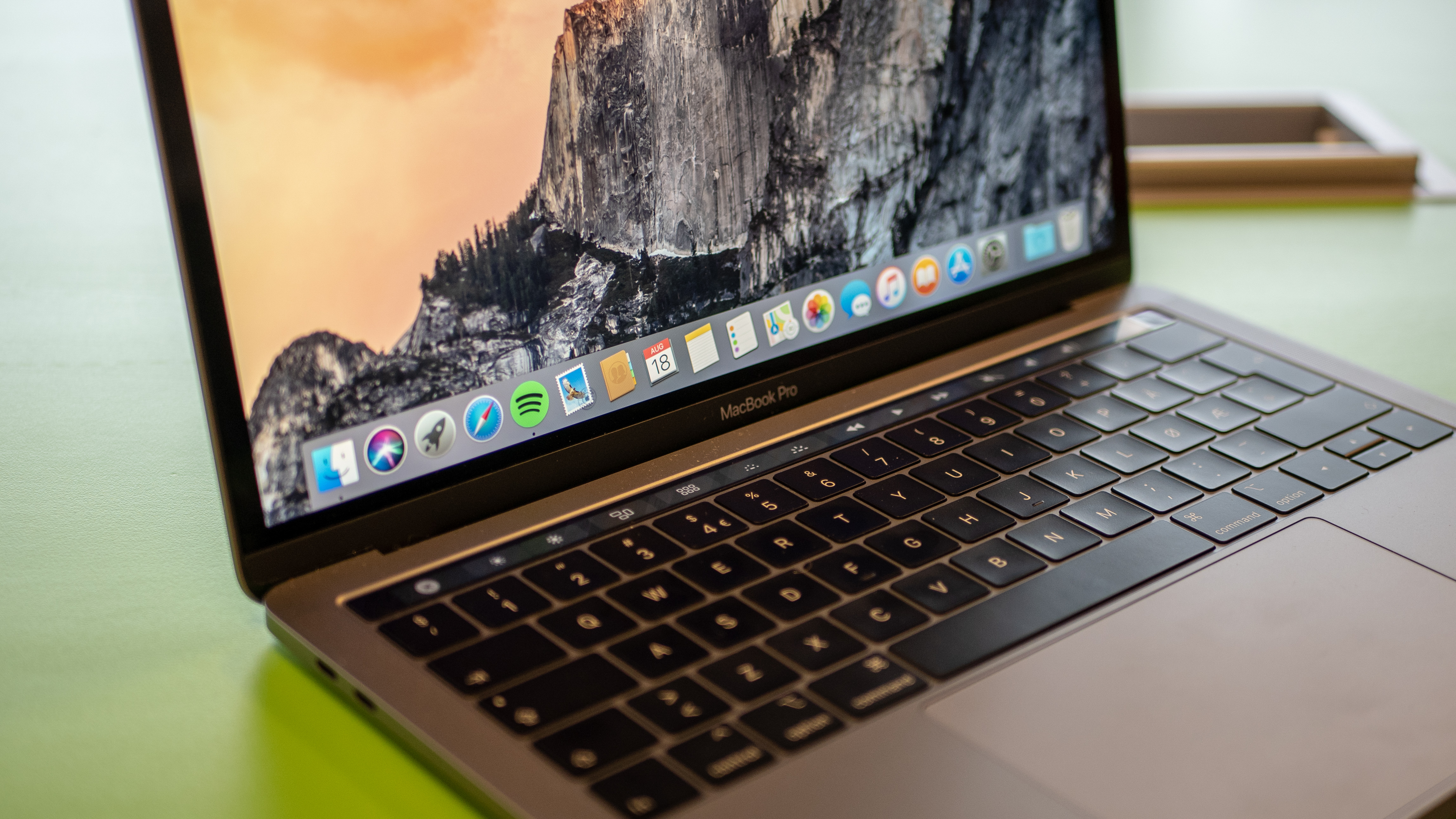 MacBook Pro 13 er en av de beste PC-ene vi har testet i år.