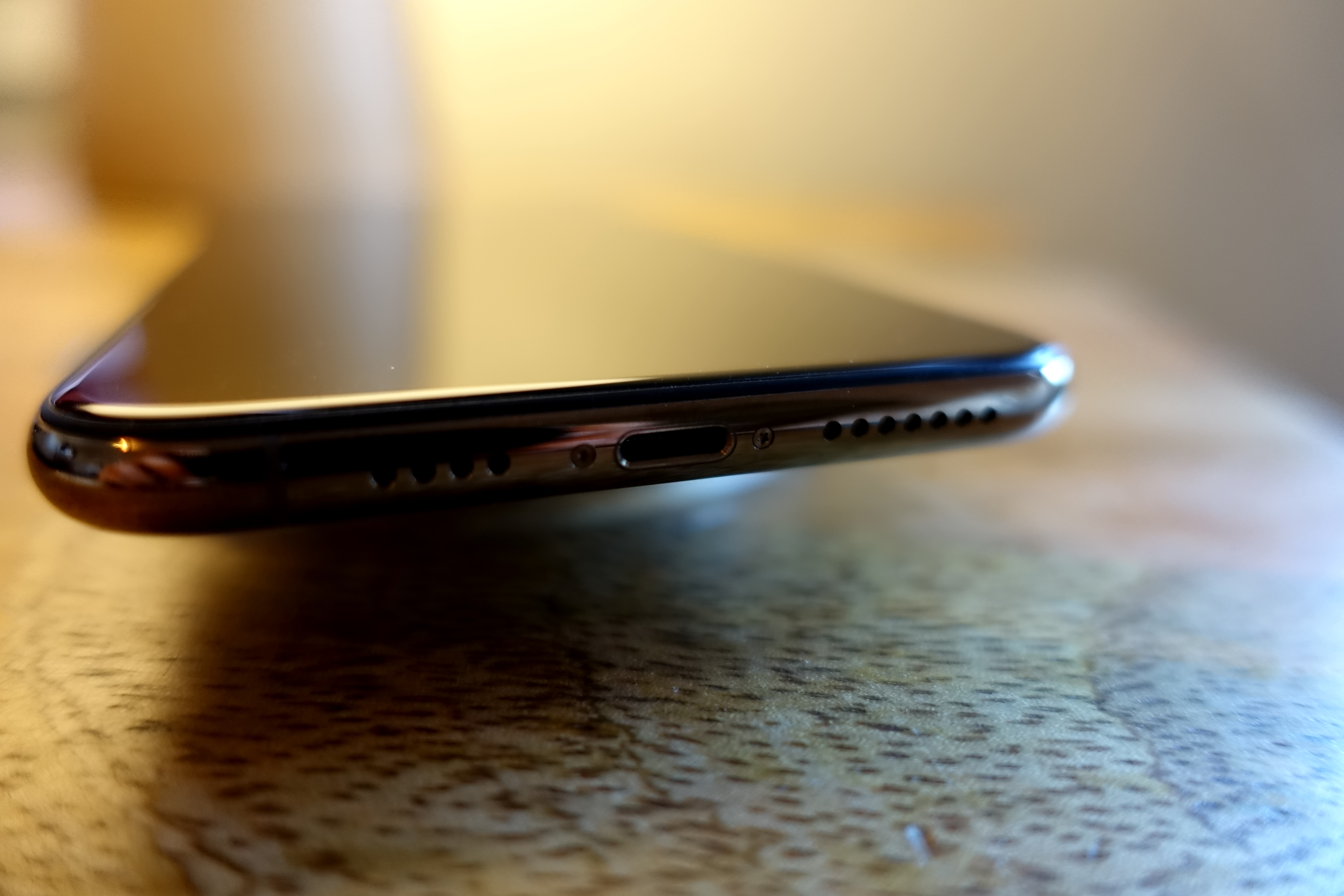 Mobiler uten trådløs lading (jeg ser på deg, OnePlus) i 2018 burde ikke vært lov. En annen ting som burde vært forbudt er å legge ved 5 watt lader med en mobil til over 12 000 kroner. Fysj!