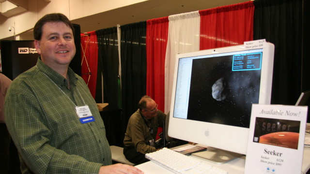 <b>DEMONSTRASJON:</b> En stolt representant for Software Bisque på MacWorld-messen i San Francisco.