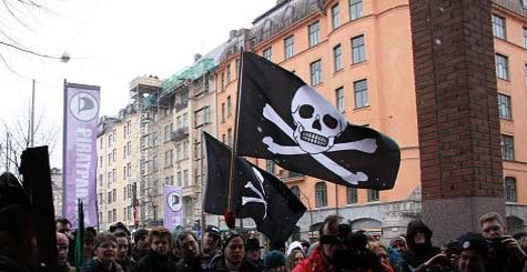 Piratflagget svaier i vinden under et av det svenske Piratpartiets demonstrasjoner.