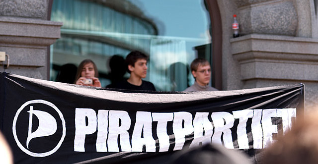 Det svenske Piratpartiet var først ute. Her under demonstrasjonene i forbindelse med rettssaken mot Pirate Bay.