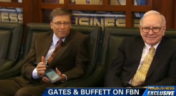 Bill Gates viste fram sin gamle Palm Pilot, med penn.