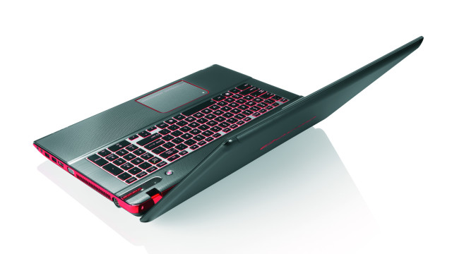 «Rød-fargede, bakgrunnsbelyste flisbelagte tastaturknapper gir brukere muligheten til å navigere tastaturet raskt og enkelt i lite lys.»