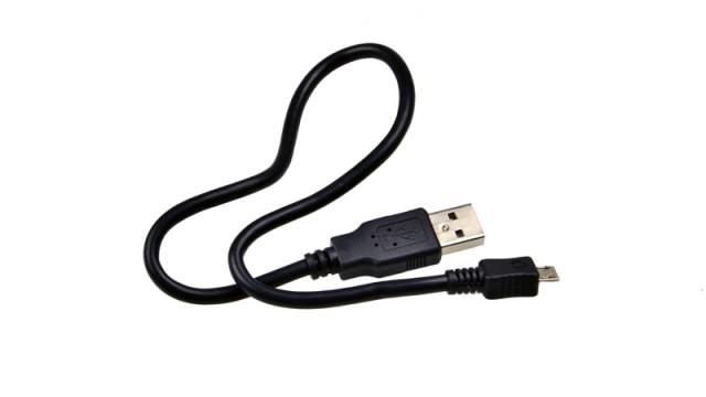 USB-kabelen som  leverer strøm til den lille maskinen er skummelt kort.
