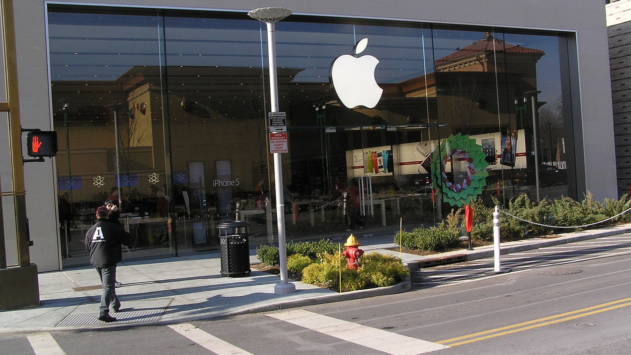Tim Cook forteller at Apple setter kundenes personvern høyt.
