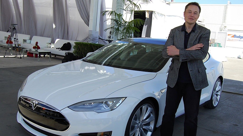 Tesla-sjefen tror de er kun to år unna selvkjørende biler.