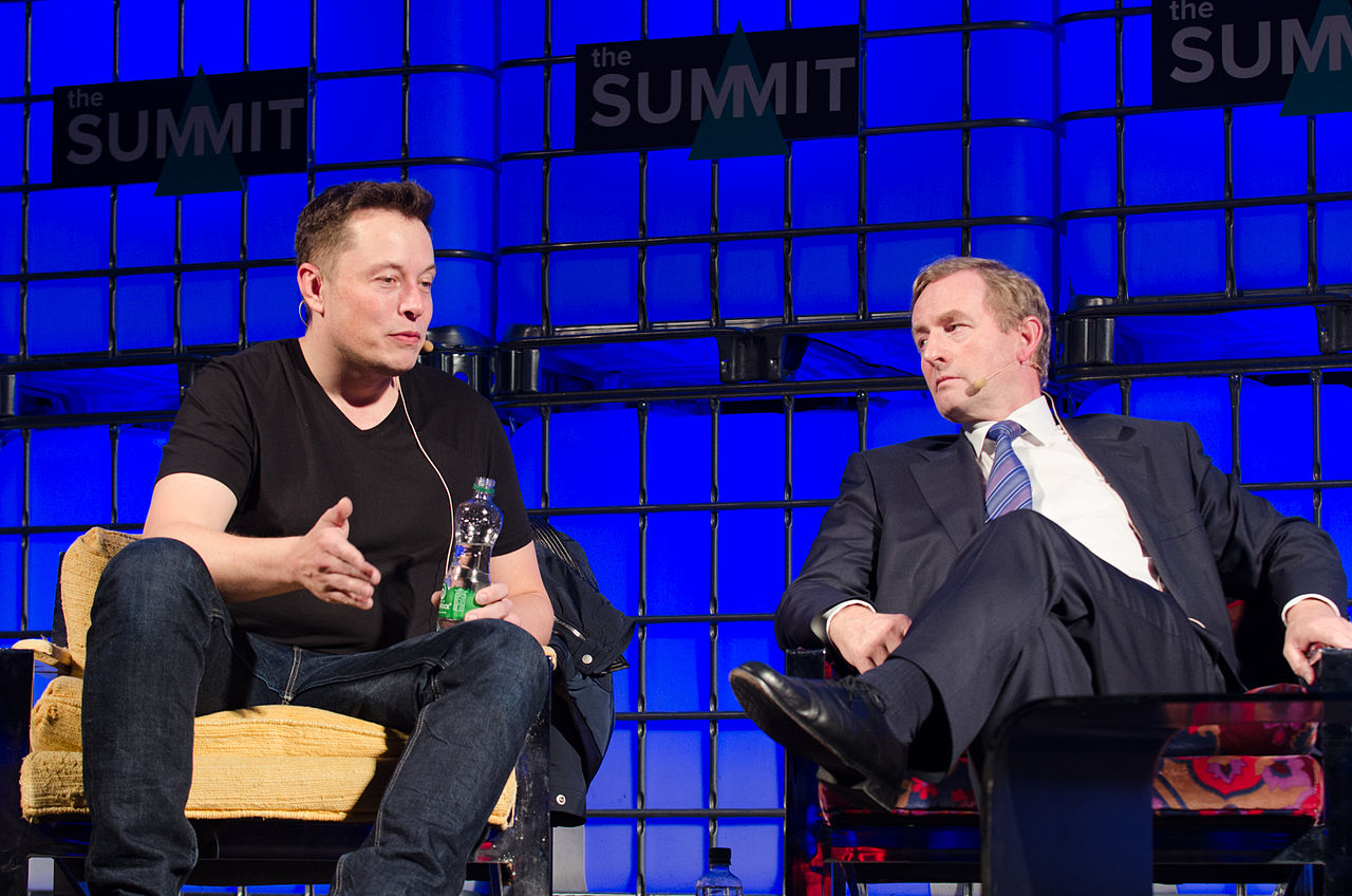 Elon Musk i samtale med den irske statsministeren Enda Kenny.
