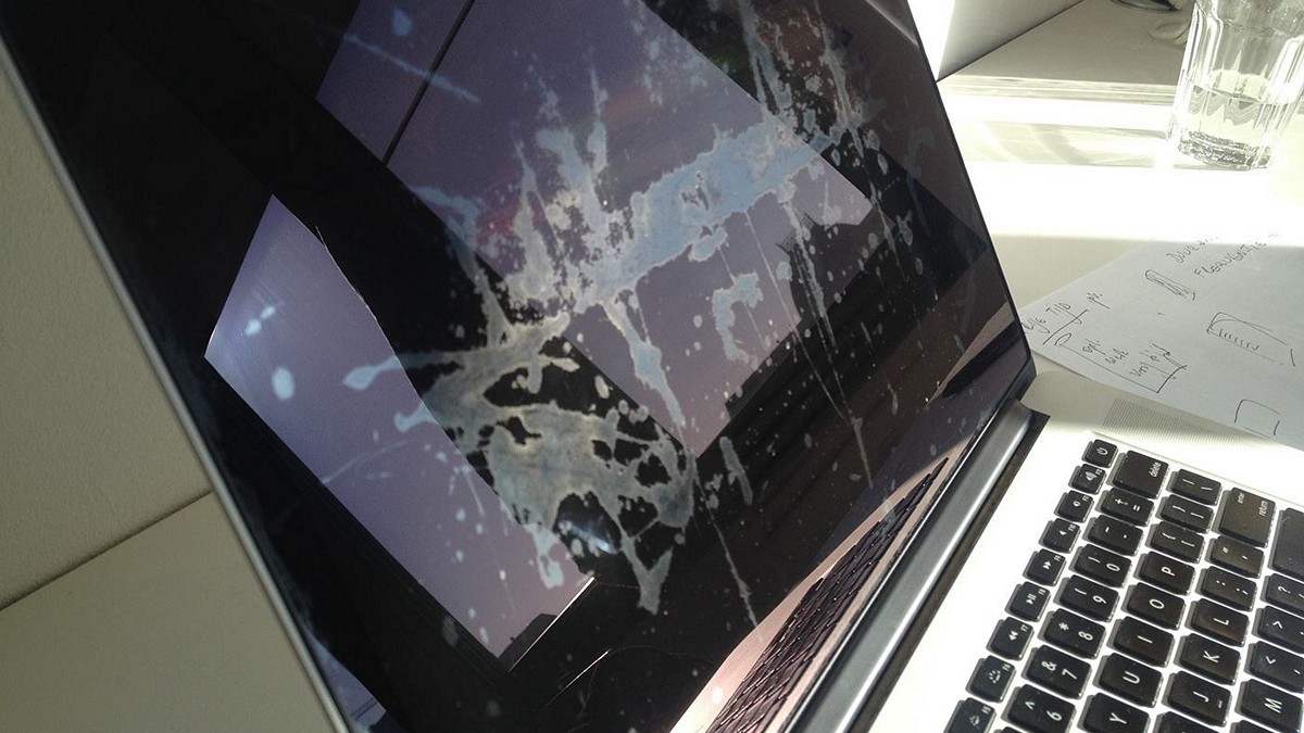 Dette er en MacBook-skjerm der det antireflekterende belegget har begynt å flasse av.