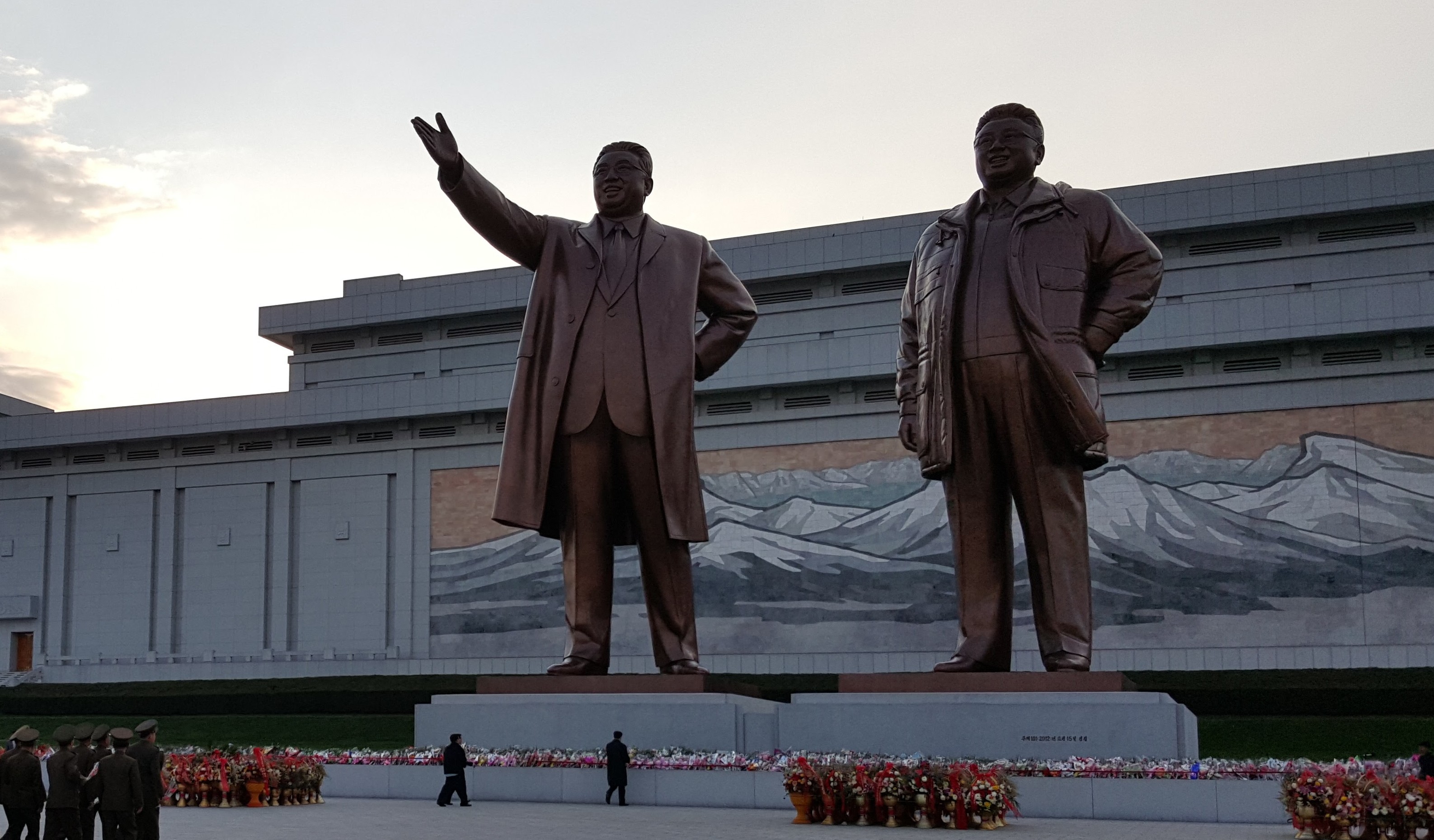 Endre Olsvik Elvestad har som en av få nordmenn besøkt Nord-Korea. Den ruvende statuen er av  Kim Il-sung (venstre) og sønnen Kim Jong-il som døde i 2011.