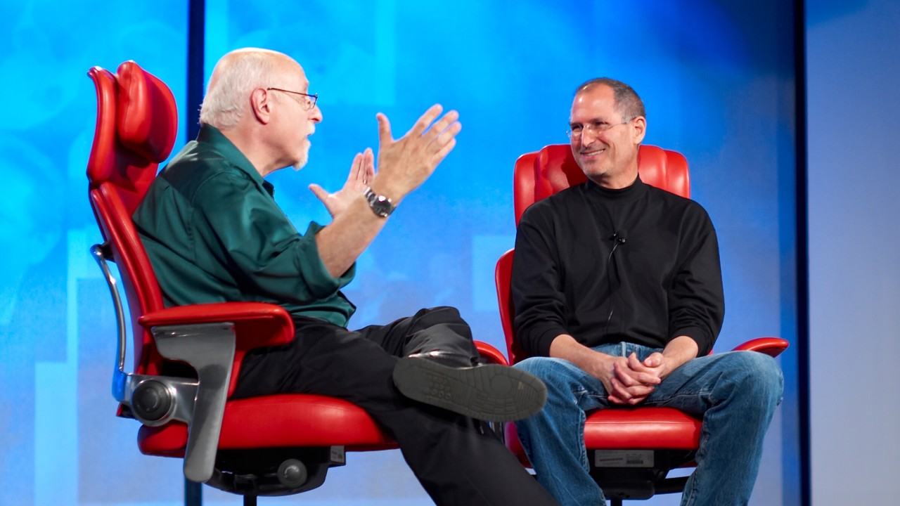 Steve Jobs snakket om å lage en bil allerede i 2008, men han og resten av topp-staben fant nok ganske fort ut at det ville være for krevende samtidig som de fokuserte 100 prosent på mobil-markedet. Bildet: Steve Jobs intervjues av Walt Mossberg på All Things D-konferansen.