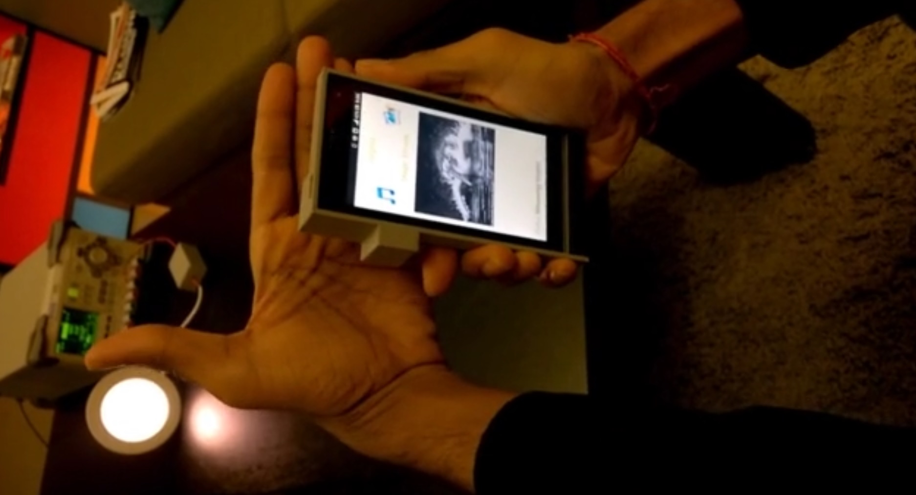 Forkser Deepak Solanki demonstrerer hvordan datastrømmen stopper når han legger hånda foran lyset.