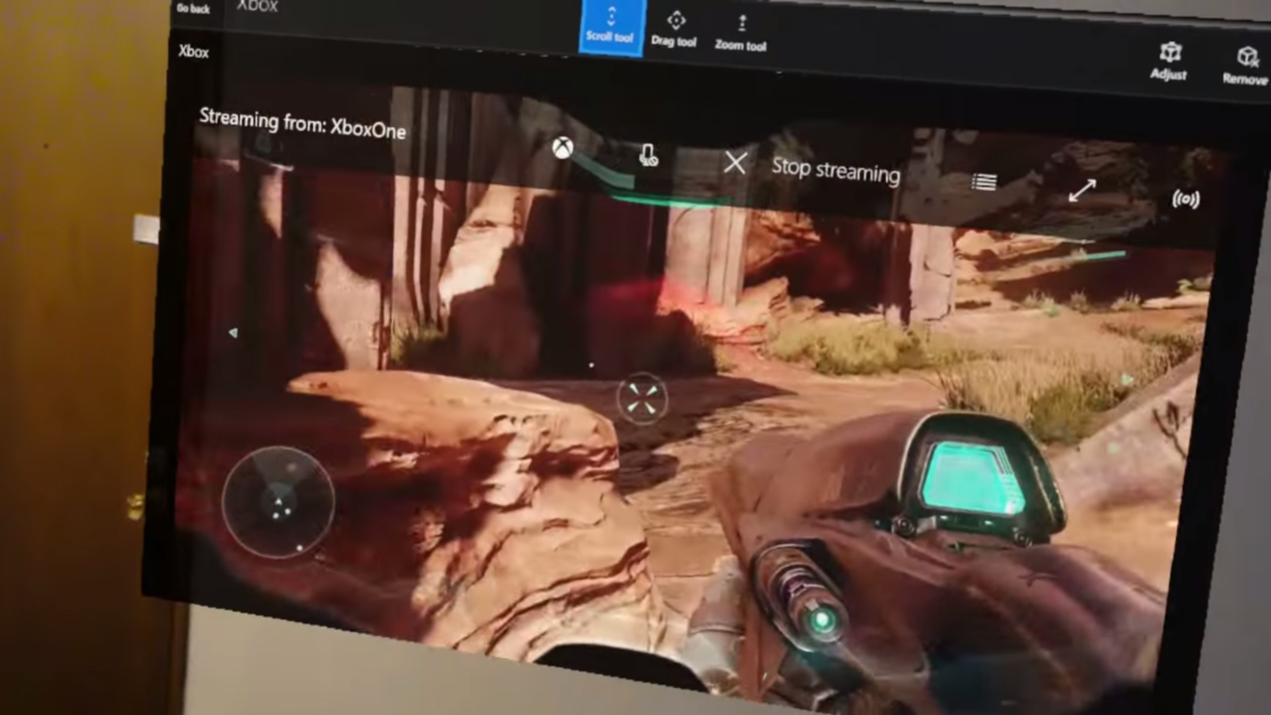 Her strømmer han Halo 5 til HoloLens.