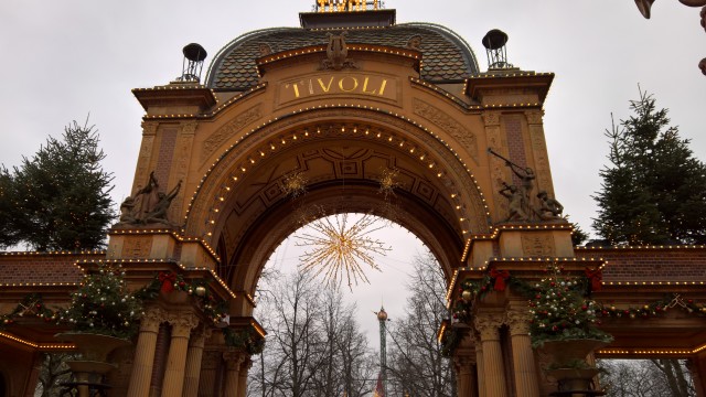 Utenfor en av inngangene til Tivoli i København.