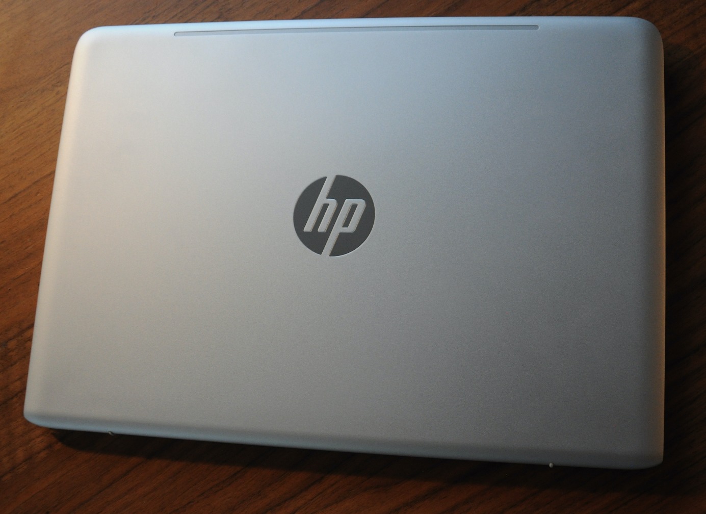 Toppen av maskinen med den kjente HP logoen i krom.