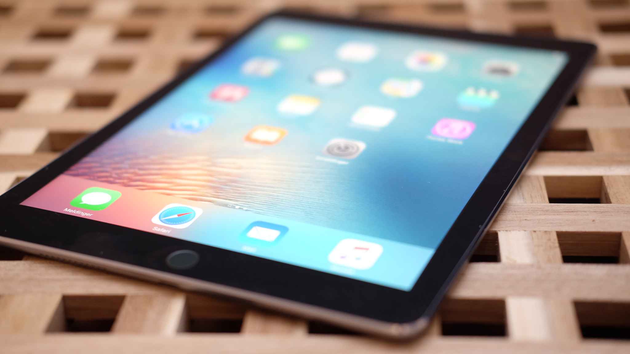 Brukere rapporterer om at iOS 9.3.2 krasjer iPad Proen deres.