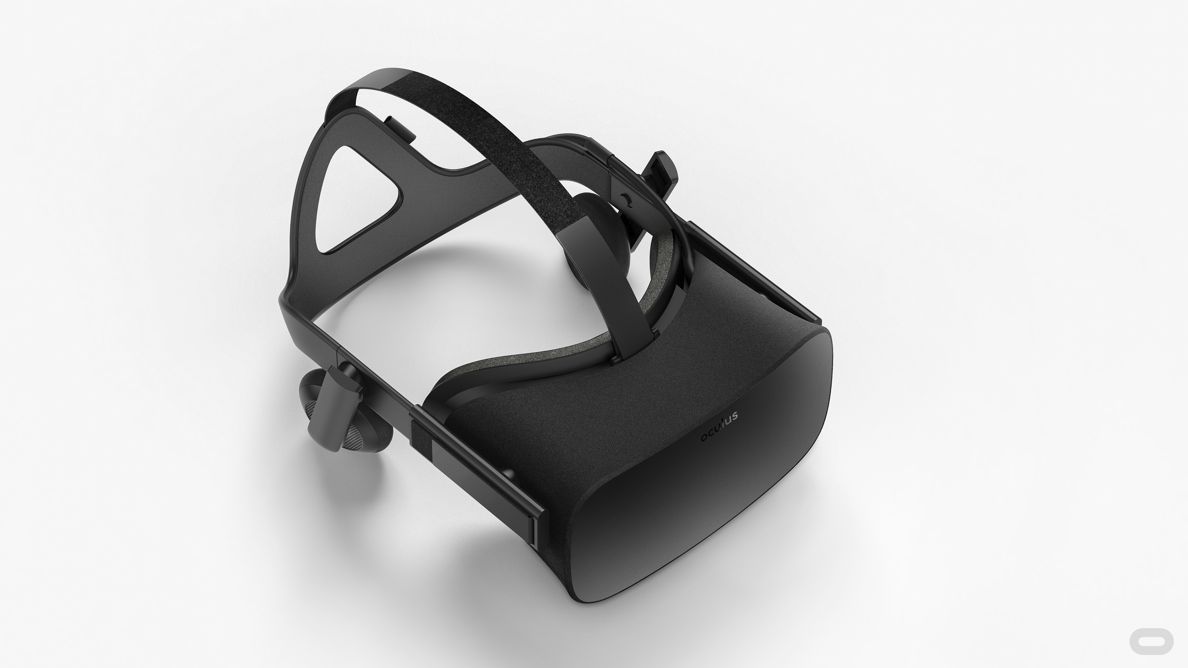 Oculus sender ut Rift-hodesett til Bestbuy-butikker.