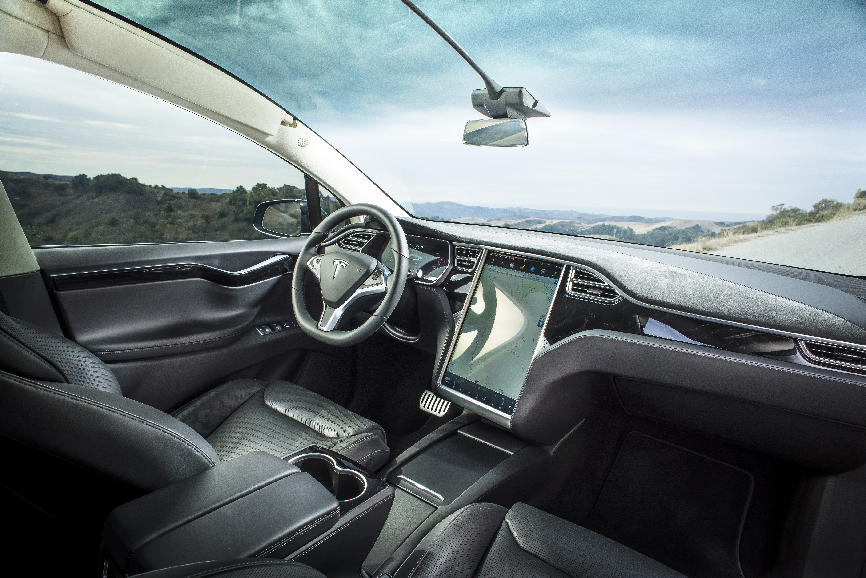 En Tesla Model X-eier la skylden på Autopilot etter en ulykke. Tesla uttaler at funksjonen ikke var påslått.