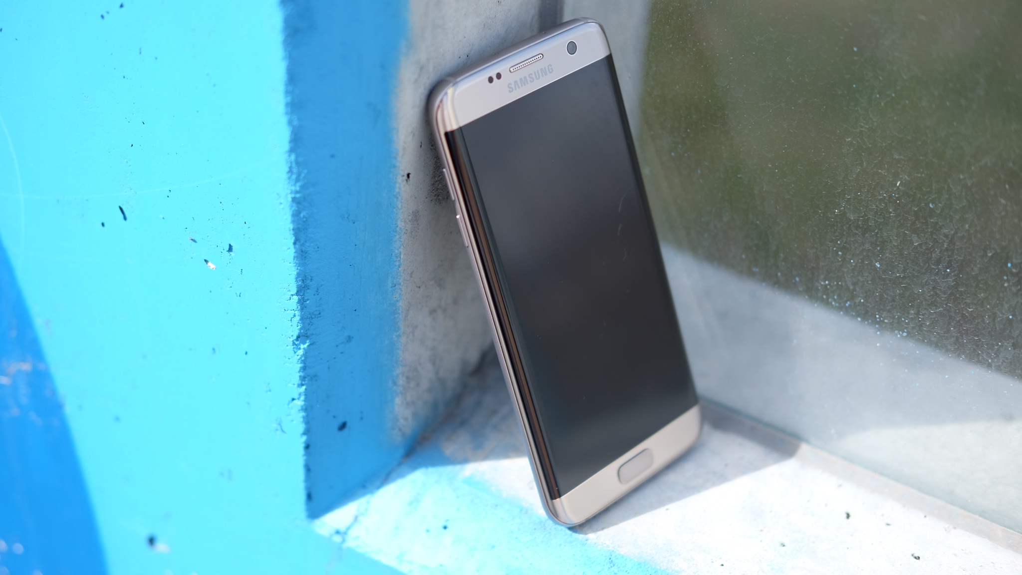 Galaxy S7 edge er svært lekker, m,en ytelsen er lang under par.