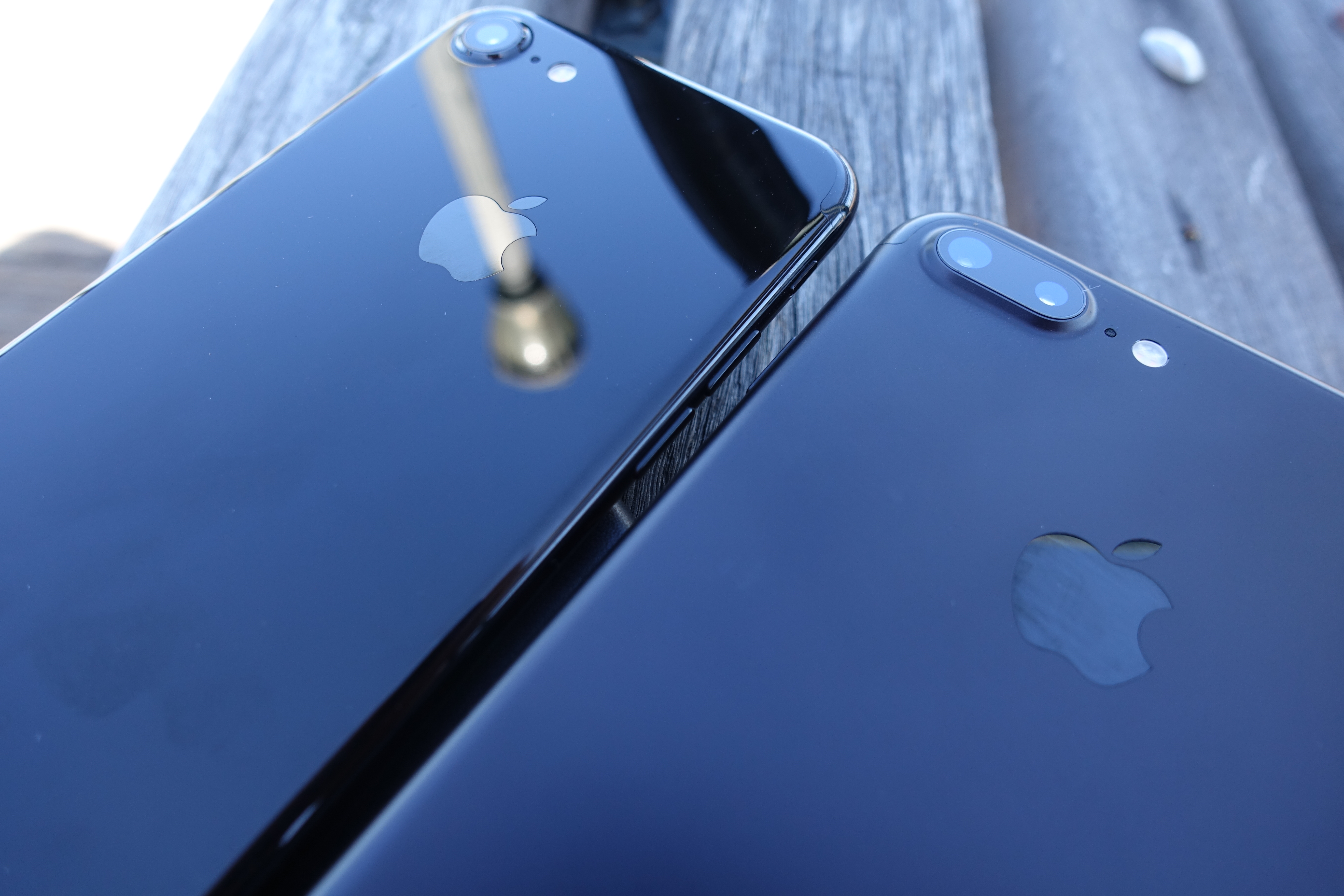 iPhone 7 Jet Black (til venstre) og iPhone 7 Plus svart er svært gode mobiltelefoner.