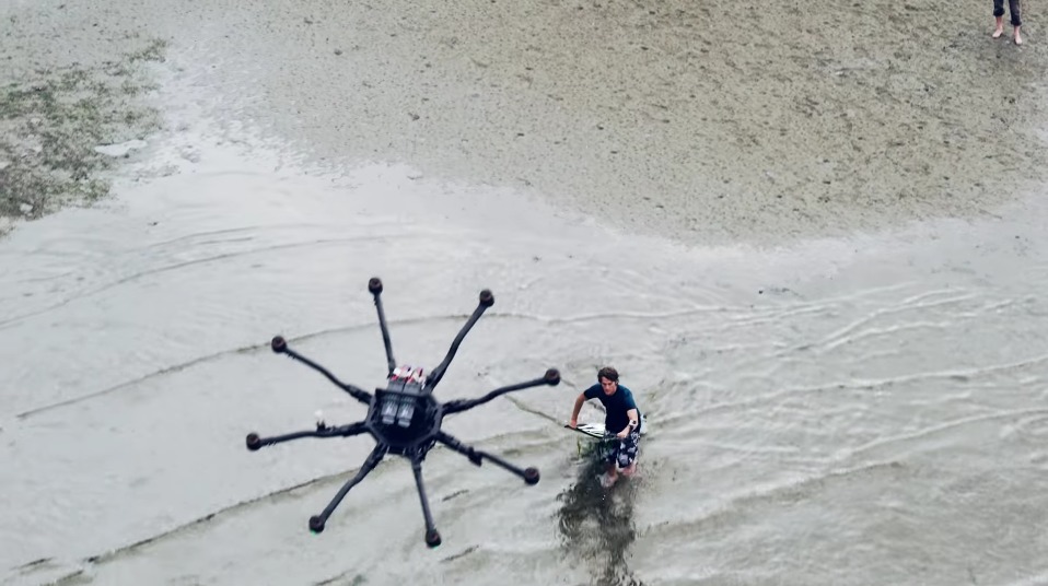 Denne profesjonelle dronen trekker en voksen mann på vannski.