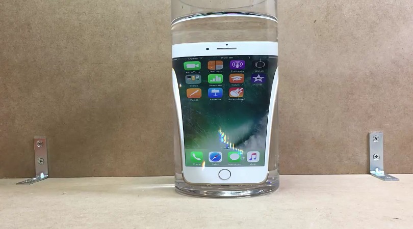 iPhone 7 testet i vann, brus og kaffe.