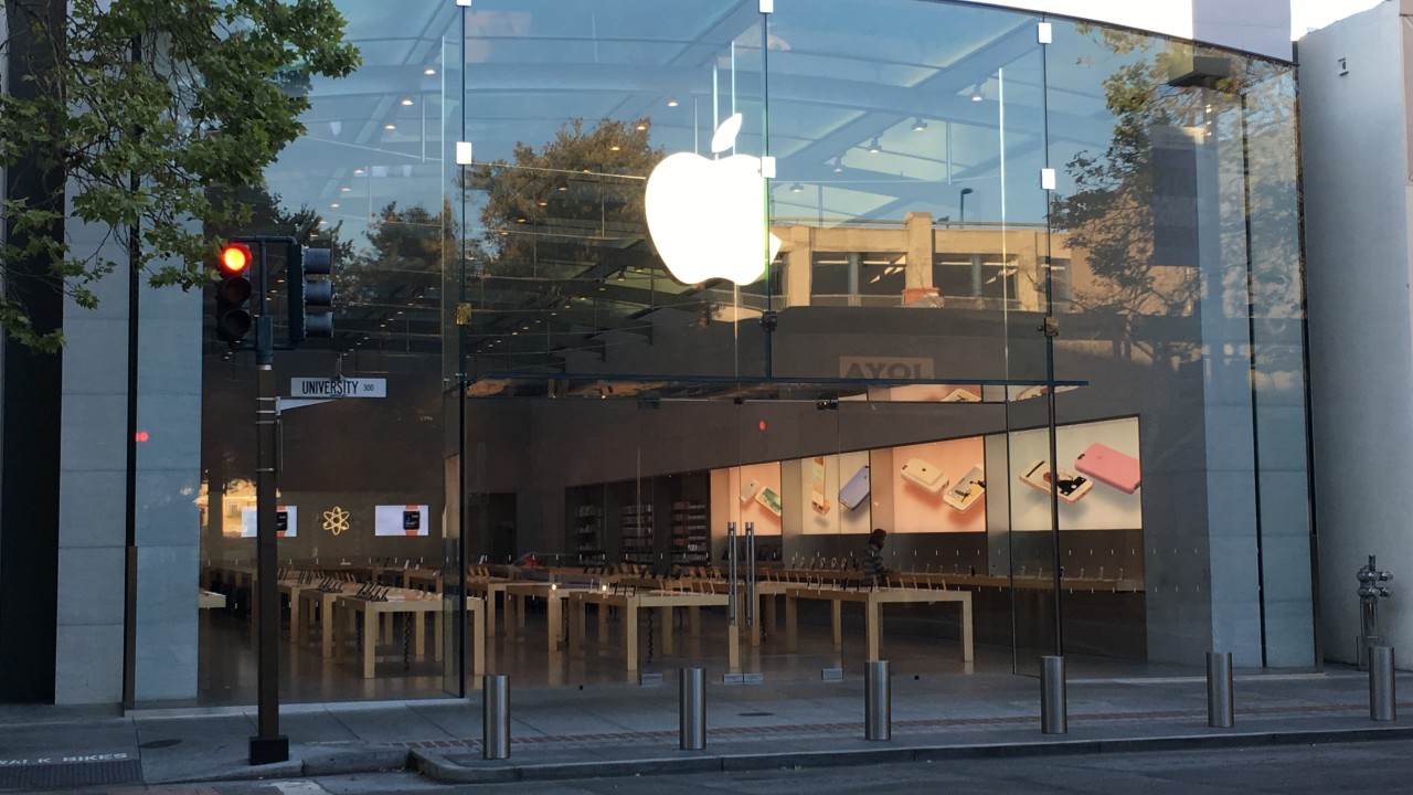 Apple Store i en rekke storbyer i USA fjerner nå lenkene som gjør det vanskelig å prøve iPhone som man ville ha brukt.