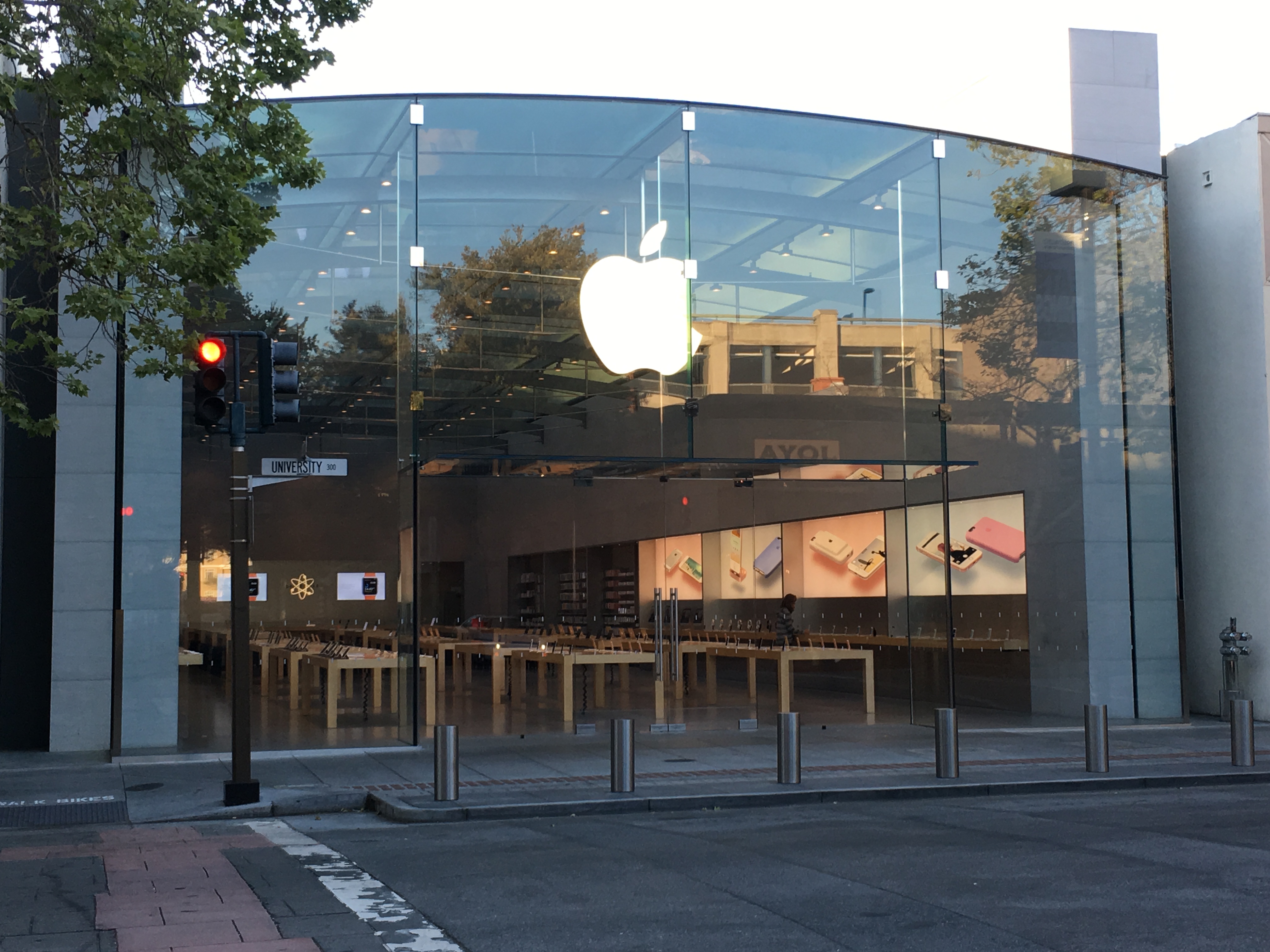 Apple Store-ansatte i Australia er sparket etter at de stjal bilder fra kundenes iPhoner. Bildet er ikke av den aktuelle butikken.
