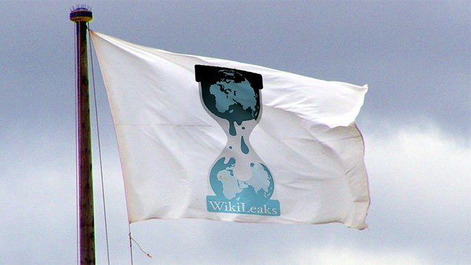 Wikileaks hevder at Julian Assanges nettilkobling er sperret.