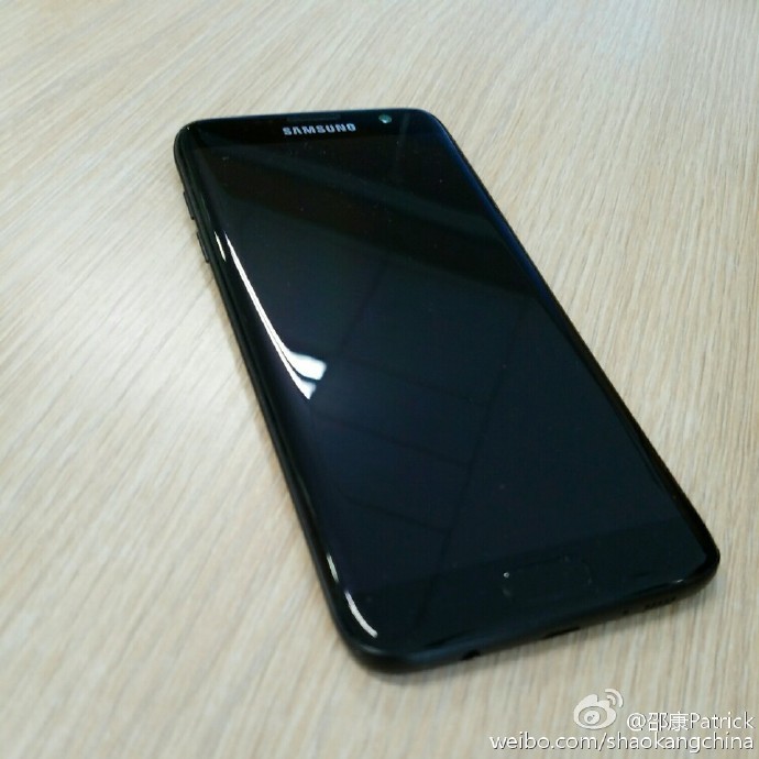 Dette skal være bilder av den pianolakkerte Galaxy S7.