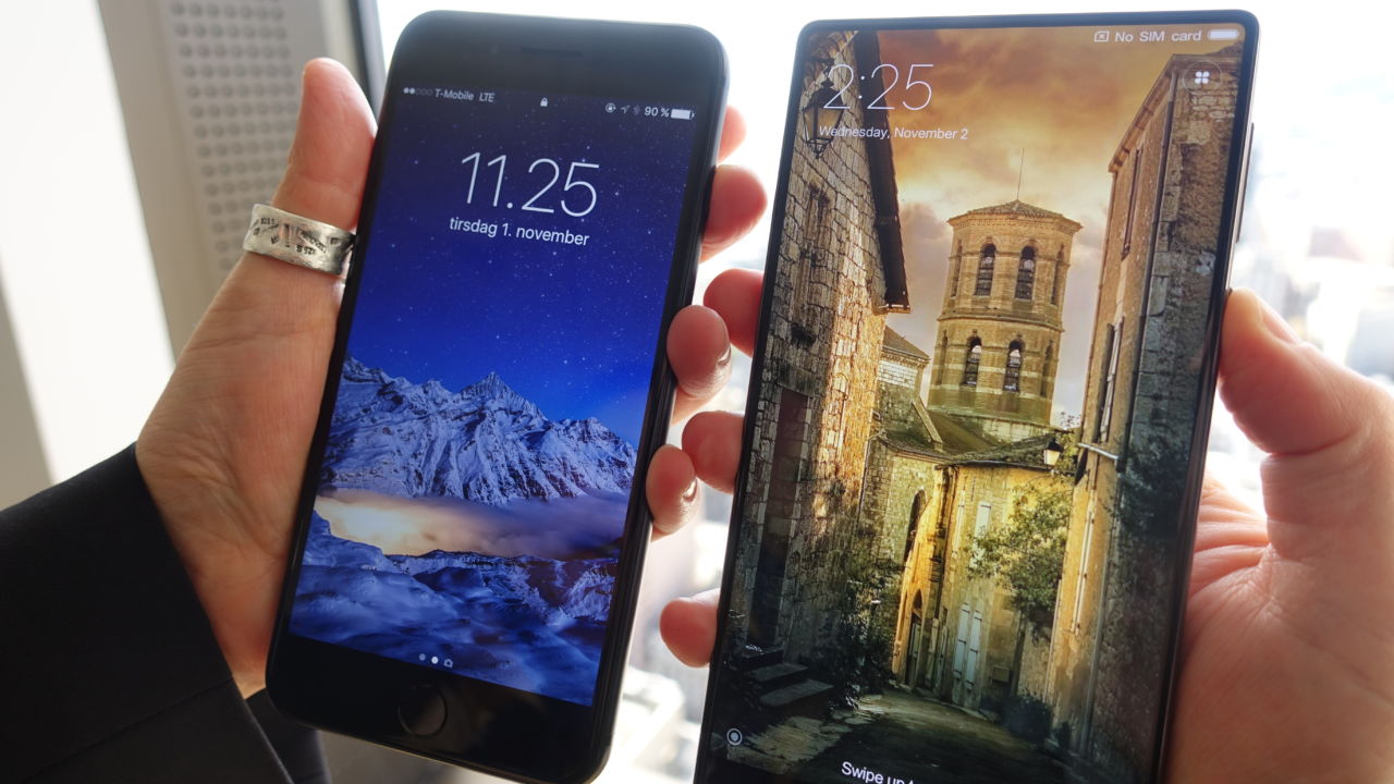 iPhone 7 Plus til venstre, Mi Mix til høyre. En av disse designene har en fremtid...