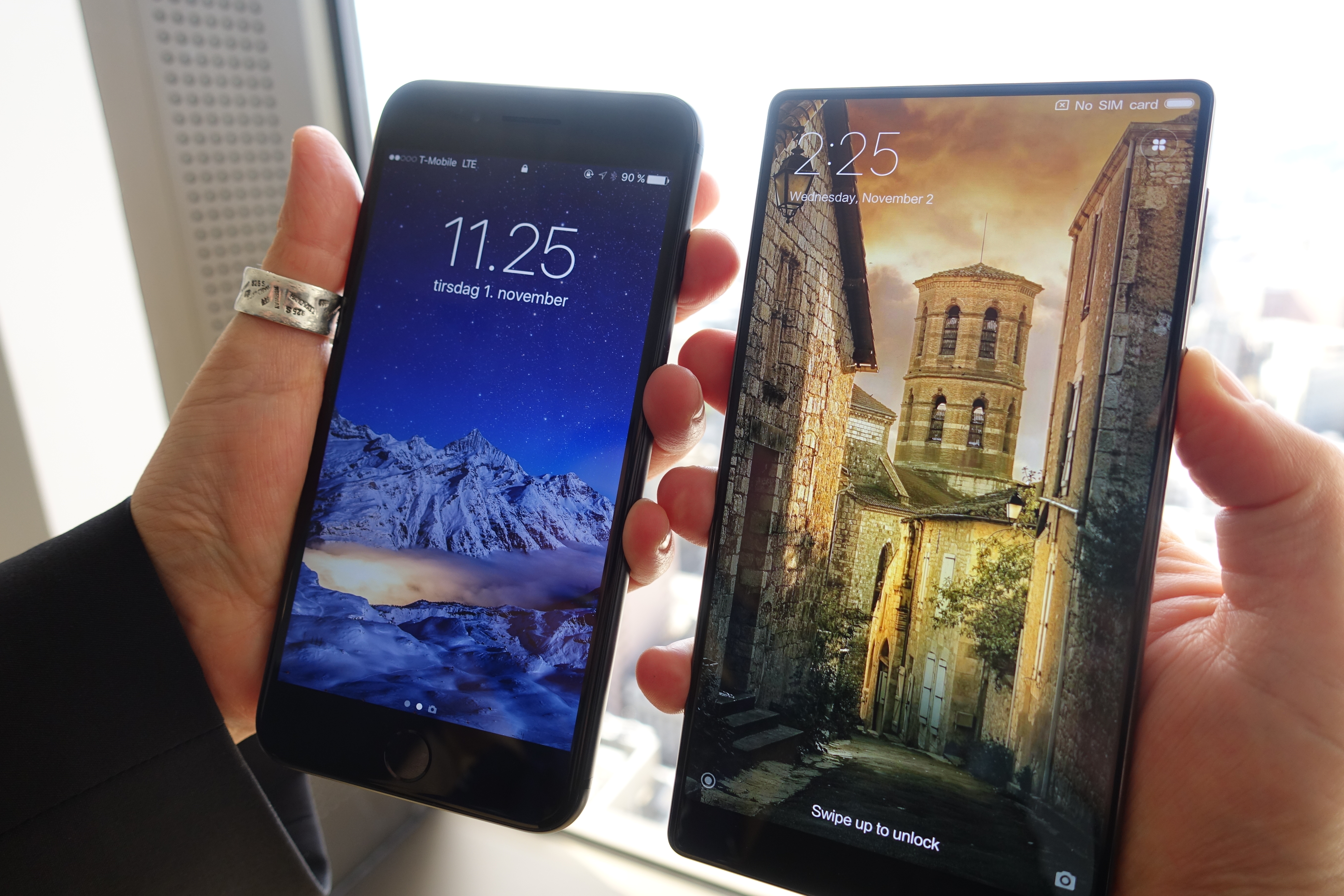 iPhone 7 Plus til venstre, Mi Mix til høyre. En av disse designene har en fremtid...