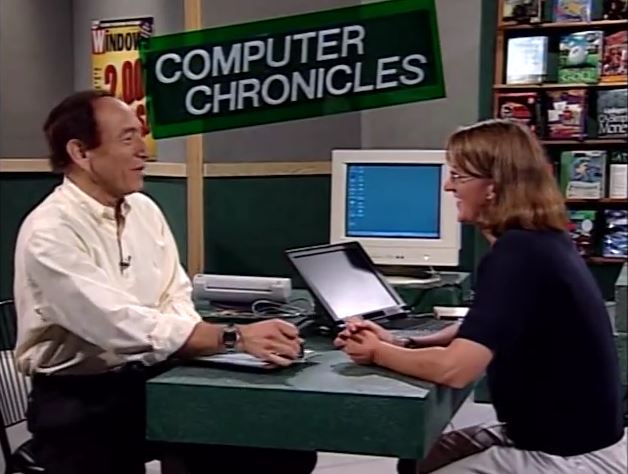 Kim Akers demonstrerer nyhetene med Windows 98.