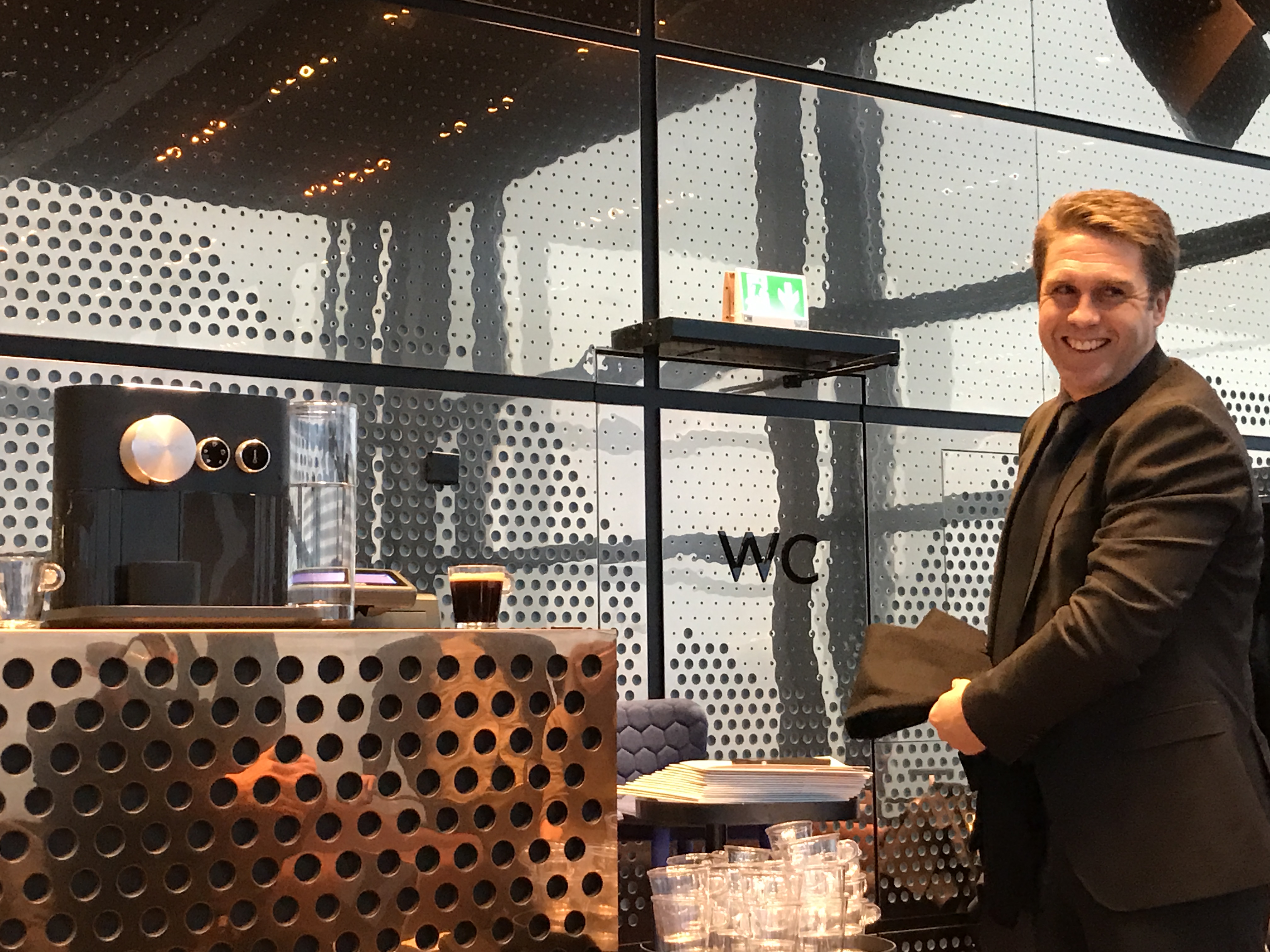Geir Kronbæck, Country Business Manager i Nespresso viste frem det nye produktet i dag. Den nye maskinen er for nordmenn som vil leke seg med kaffesmaker.