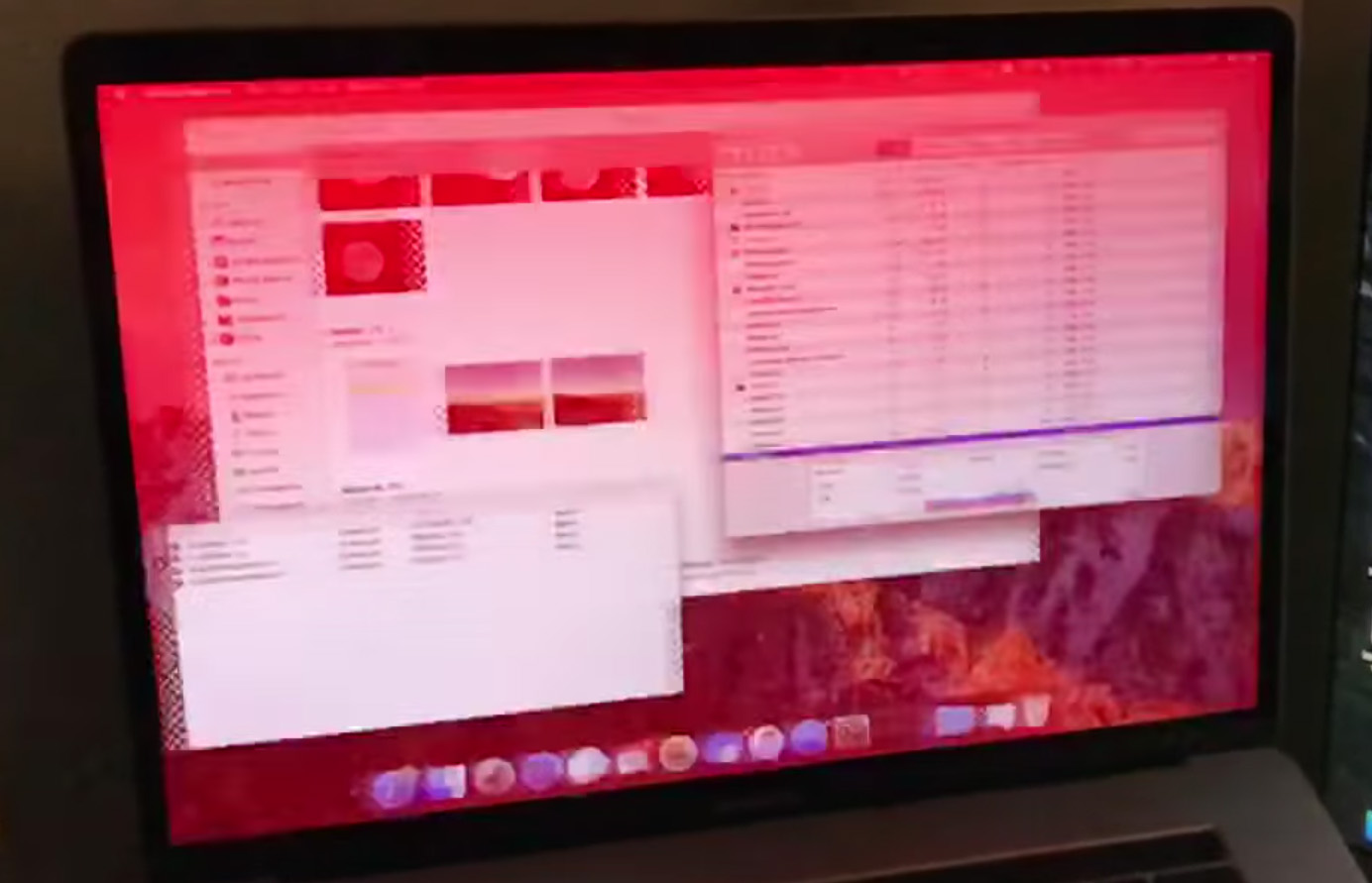 Over tusen brukere rapporterer om feil på skjermen til nye MacBook Pro - med og uten Radeon-skjermkort.