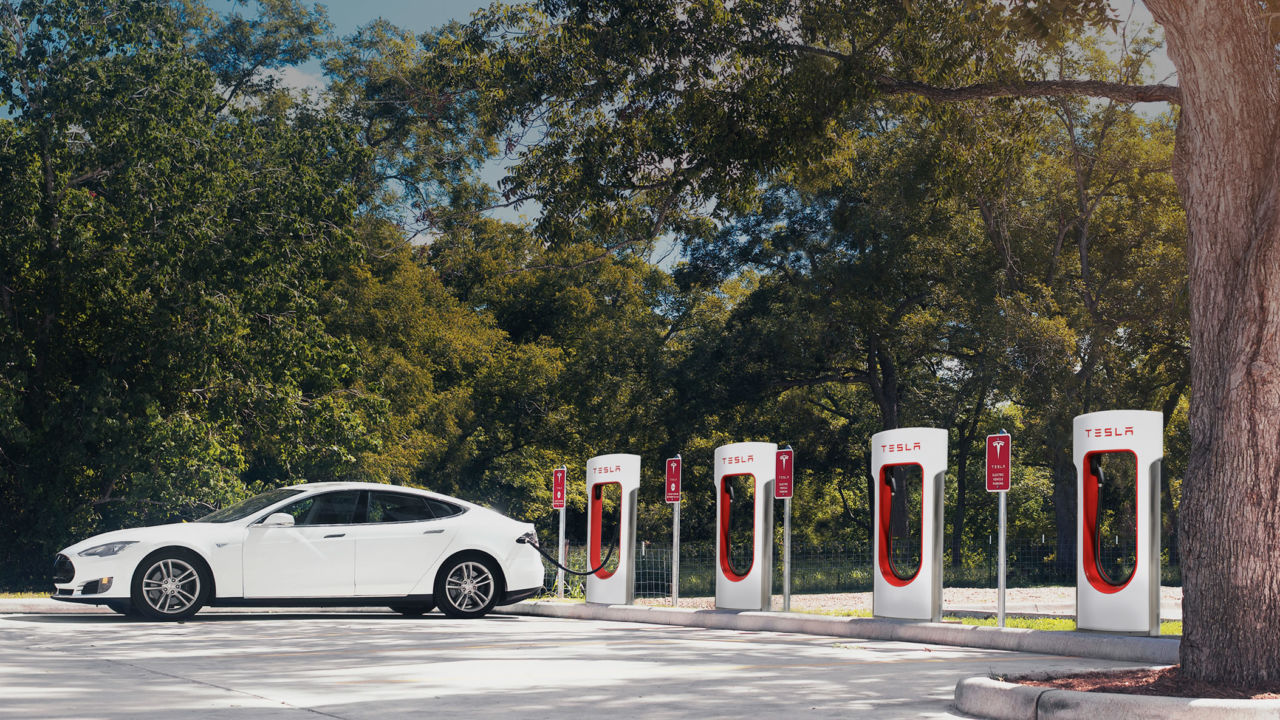 Tesla annonserer slutten for gratis superlading.