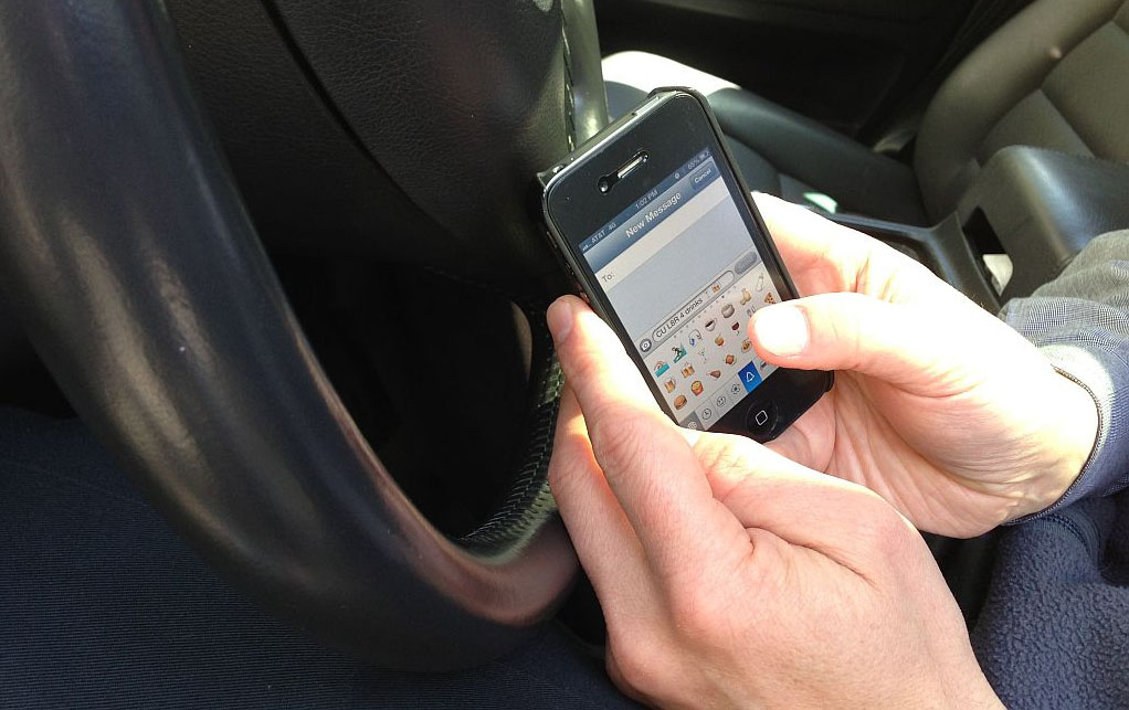 Vil ha en slutt på dette. Amerikanske National Highway Traffic Safety Administration vil nå ha egen bilmodus på nye telefoner - som slår av teksting.