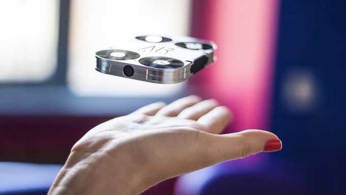 Denne lille dronen tar bilder av deg når du måtte ønske det.