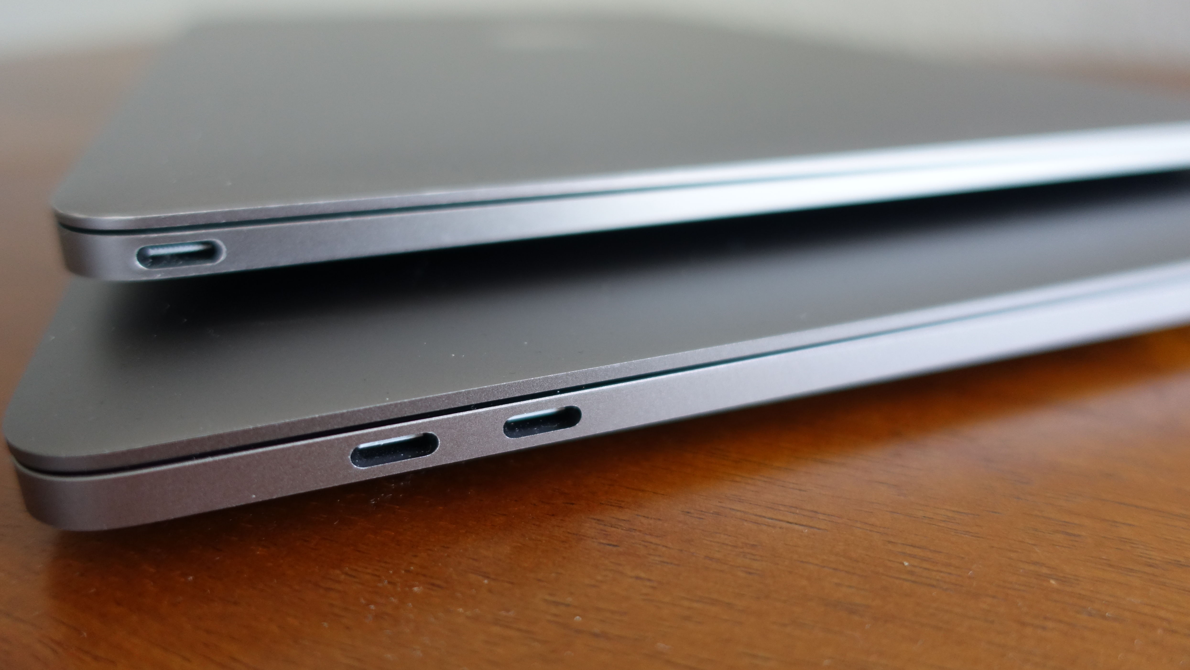 MacBook 12" på topp over nye MacBook Pro 13" Touch Bar.