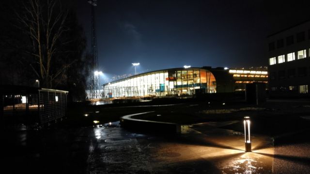 Bilde av Drammensbadet om kvelden.