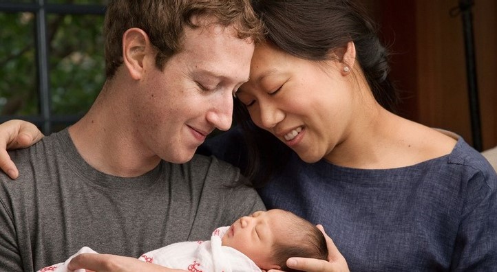 Mark Zuckerberg utvikler sin egen AI. Her med kona og datteren.