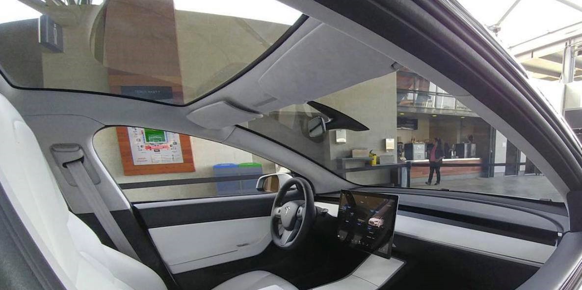 Dette bildet gir et god titt på Model 3-interiøret.