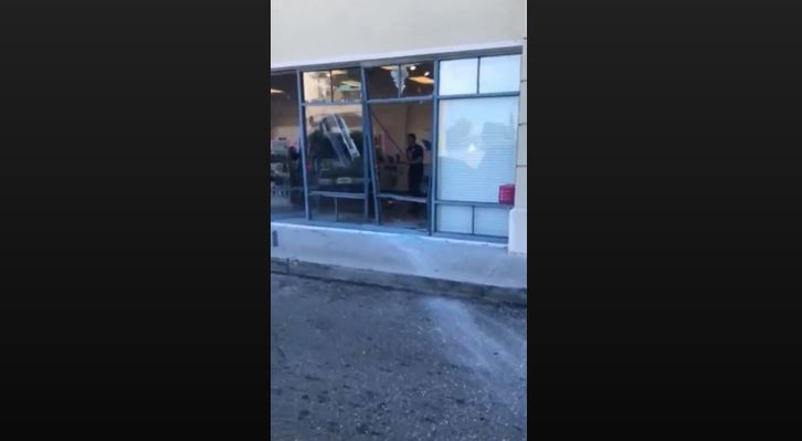 Her har kvinnen knust inngangsdørene på butikken med bilen sin.